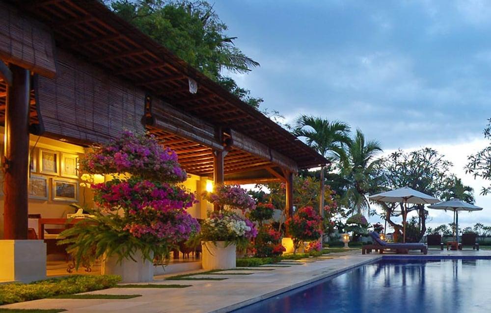 Frangipani Beach Hotel Lovina  Exterior photo
